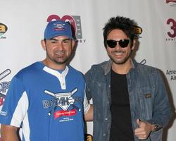 los angeles, 7 nov - adrian gonzalez, beto cuevas på adrian gonzalezs bat 4 hope kändis softball game padres contra el cancer på dodger stadium den 7 november 2015 i los angeles, ca foto