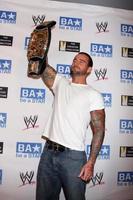 los angeles, 11 aug - phillip jack brooks aka cm punk anländer till be a star sommarevenemanget på andaz hotel den 11 augusti 2011 i los angeles, ca. foto