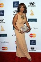 los angeles, 11 feb - gayle king anländer till pre-grammy-festen värd av clive davis på beverly hilton hotel den 11 februari 2012 i beverly hills, ca. foto