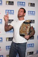 los angeles, 11 aug - phillip jack brooks aka cm punk anländer till be a star sommarevenemanget på andaz hotel den 11 augusti 2011 i los angeles, ca. foto