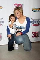 los angeles, 7 nov - rosie rivera på adrian gonzalezs bat 4 hope kändis softball game padres contra el cancer på dodger stadium den 7 november 2015 i los angeles, ca foto