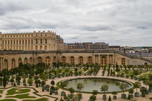 berömda palats versailles nära paris, Frankrike med vackra trädgårdar foto