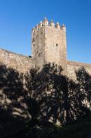 gamla muren och tornet i barcelona city foto