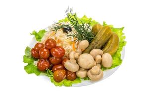 marinerade grönsaker på vitt foto