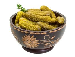 marinerad gurka, pickles i en skål foto