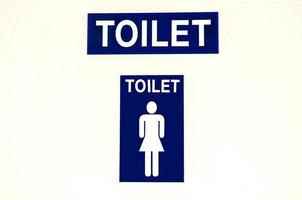 blå kvinna toalett tecken foto