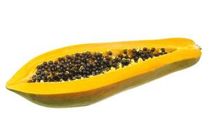 halva delen av mogen papaya isolerade över vita foto