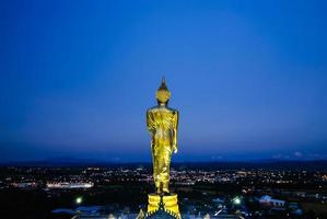 buddhastaty med skymningsbakgrund för blå himmel på det berömda landet mark wat phra that khao noi nan-provinsen norra thailand foto