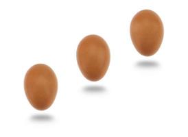 tre färska ägg med mjuk skugga isolerad över vita foto