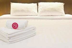 vita sängkläder och handdukar i modernt hotell foto