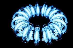 3D-illustration av en blå ljus torus. fantastisk cell.enkla geometriska former foto