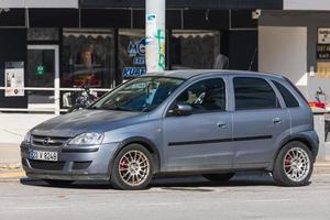 antalya turkiet mars 04 2022 silver opel corsa är parkerad på gatan en varm dag foto