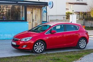 manavgat Turkiet 5 mars 2022 röda opel astra är parkerad på gatan en varm sommardag foto