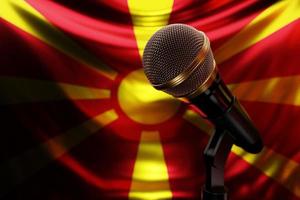 mikrofon på bakgrunden av Makedoniens nationella flagga, realistisk 3d-illustration. musikpris, karaoke, radio och ljudutrustning för inspelningsstudio foto