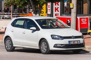 antalya turkiet mars 04 2022 vit volkswagen golf är parkerad på gatan en sommardag foto