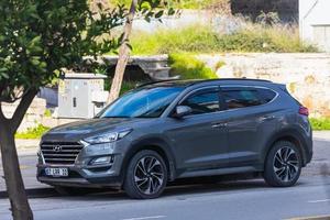 manavgat Turkiet 5 mars 2022silver hyundai tucson är parkerad på gatan en varm dag mot bakgrund av en park foto