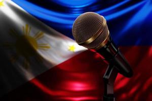 mikrofon på bakgrunden av Filippinernas nationella flagga, realistisk 3d-illustration. musikpris, karaoke, radio och ljudutrustning för inspelningsstudio foto