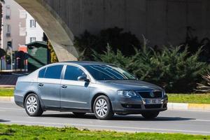 antalya turkiet mars 04 2022 grå volkswagen passat kör på gatan en varm höstdag foto