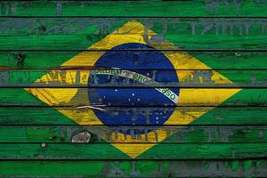 Brasiliens nationella flagga är målad på ojämna brädor. landssymbol. foto