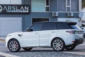 manavgat Turkiet 5 mars 2022 vit land rover range rover sport är parkerad på gatan en varm dag foto