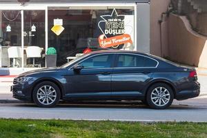 antalya turkiet mars 04 2022 svart volkswagen passat är parkerad på gatan en varm höstdag mot bakgrund av en gata, butik foto