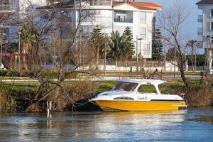 manavgat turkiet 5 mars 2022 båt för turistresor ligger förtöjd vid vattenkanalen. liten yacht är knuten till floden i en liten turiststad. foto