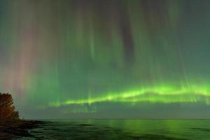 aurora borealis över sjööverlägsen i michigan
