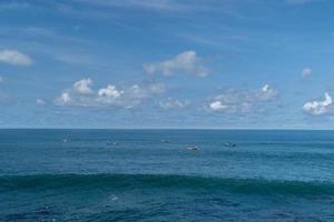 blå havsutsikt på en solig dag foto