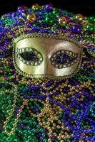 hög med mardi gras pärlor med färgglad karneval mask med kopia utrymme foto