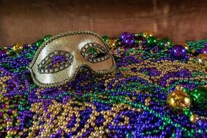 hög med mardi gras pärlor med färgglad karneval mask med kopia utrymme foto