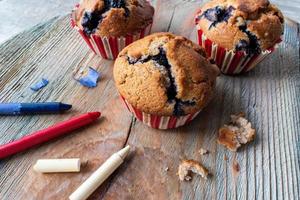 patriotiska blåbärsmuffins med röda, vita och blå kritor foto