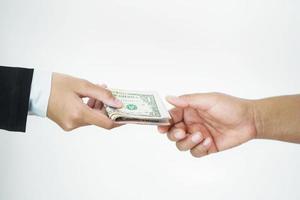 affärsman ger pengar till hands isolera på vit bakgrund foto