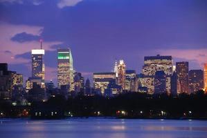 new york city skyline i skymningen foto