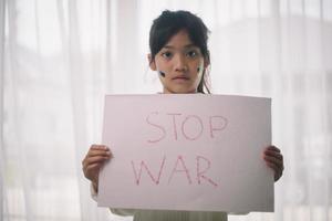 gå ombord inget krig, stoppa kriget. liten asiatisk tjej. inget krig med Ukraina. ukrainsk geopolitik global kris. foto
