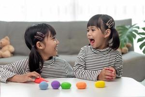 asiatiska barn leker med lerformade former och lär sig genom lek foto