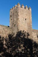 gamla muren och tornet i barcelona city foto