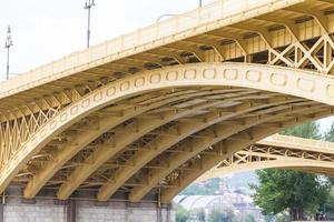 naturskön utsikt över den nyligen förnyade margitbron i budapest. foto