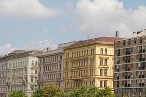 typiska byggnader från 1800-talet i buda slottsdistrikt i budapest foto