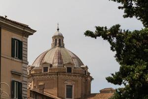 stor kyrka i centrum av Rom, Italien. foto