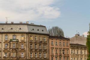 vacker fasad av gamla hus i Krakow, Polen foto