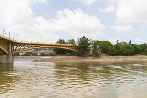 naturskön utsikt över den nyligen förnyade margitbron i budapest. foto