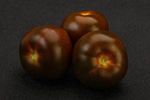 svart välsmakande saftig kumato tomat foto