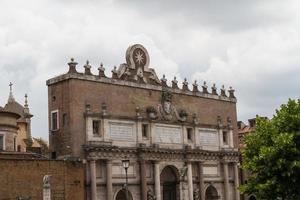 Rom, Italien. berömda porta del popolo stadsporten. foto