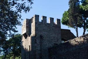 gamla muren och tornet i barcelona city foto