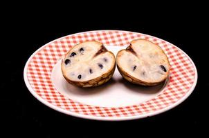 färsk grön och brun mogen cherimoya foto