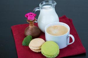 kaffe med macaroons och mjölk foto