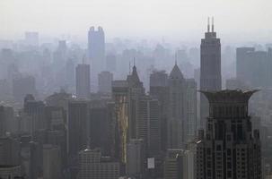 smog ligger över silhuetten av shanghai, Kina foto