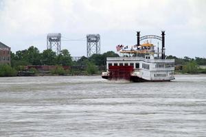 ångbåt på mississippifloden nära new orleans foto