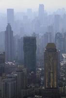 smog ligger över silhuetten av shanghai, Kina foto