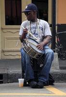 21 april 2016 - new orleans, louisiana - en jazzmusiker som framför ett trumsolo i det franska kvarteret i new orleans, louisiana. foto